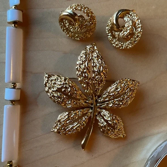 Trifari LOT of Necklaces, Bracelets, Brooch & Clip On Earrings Collection - Picture 7 of 15